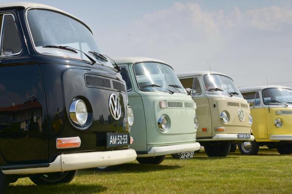 VW Bus Flotte der Oldtimer Rallye